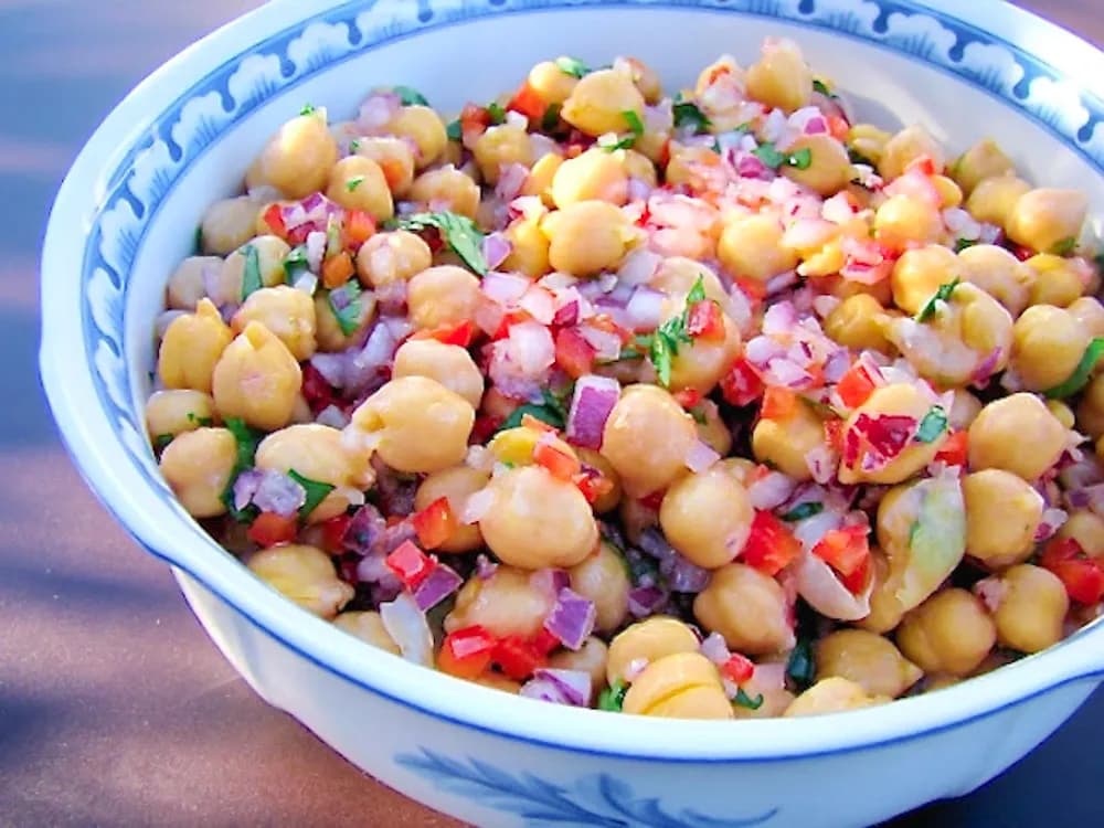 Ingredientes esenciales para una deliciosa ensalada de garbanzos