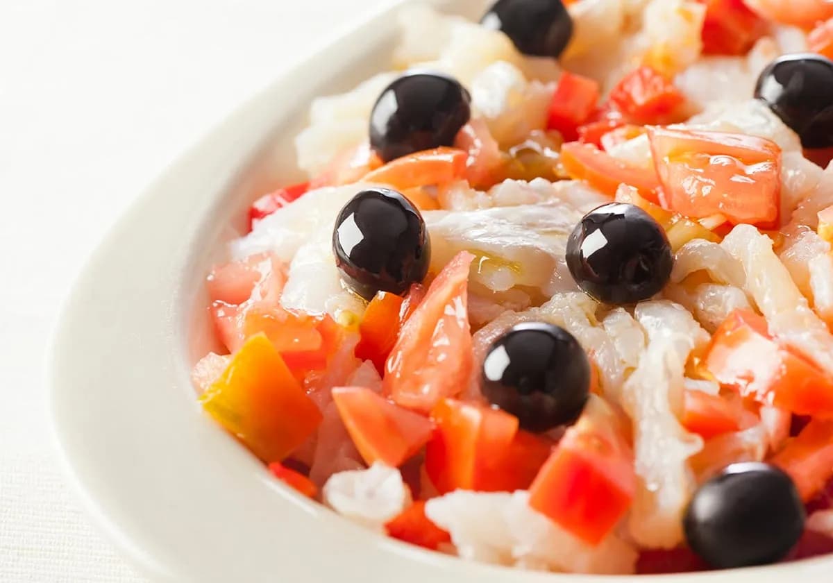 Ensalada de bacalao con tomate: receta fácil y fresca para verano