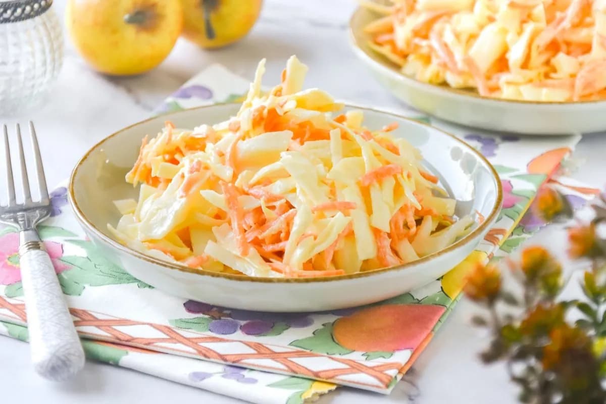 Ensalada de col para cenar: receta fácil y deliciosa que sorprende