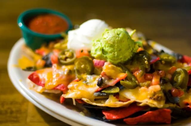 Deliciosos nachos con queso y guacamole: receta fácil y sabrosa