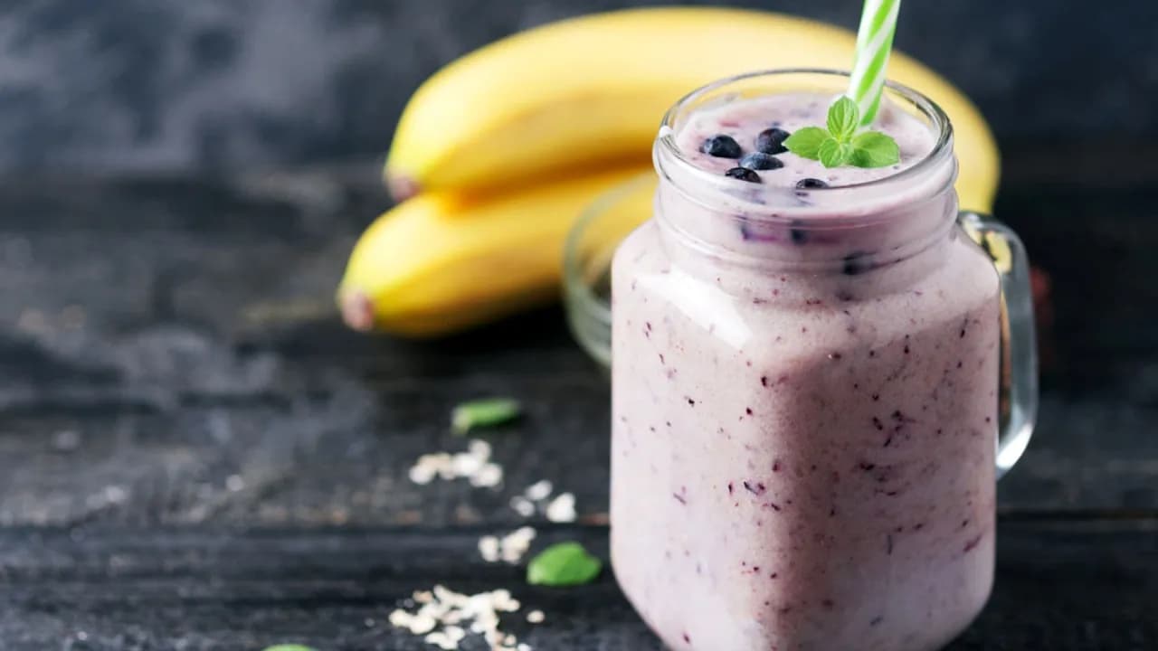 Delicioso batido de arándanos y plátano que potenciará tu energía