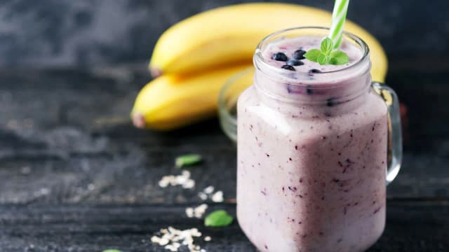 Delicioso batido de arándanos y plátano que potenciará tu energía