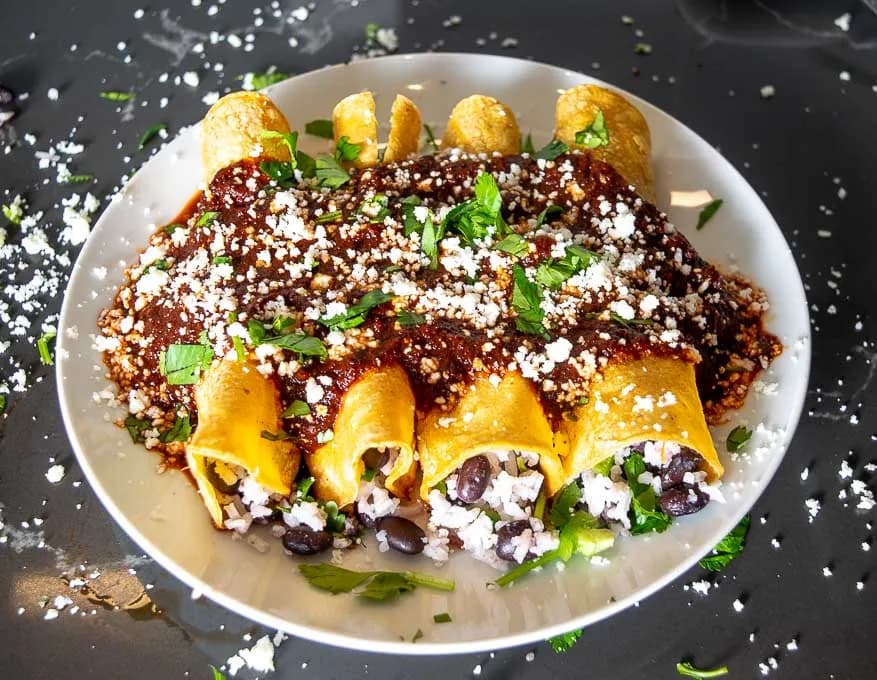 Deliciosas enchiladas de arroz y frijoles que no puedes dejar de probar