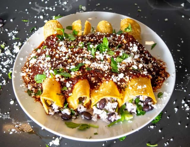 Deliciosas enchiladas de arroz y frijoles que no puedes dejar de probar
