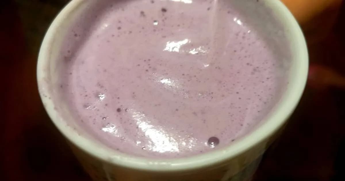 Delicioso batido de arándanos con leche para disfrutar en casa
