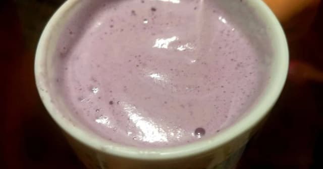 Delicioso batido de arándanos con leche para disfrutar en casa