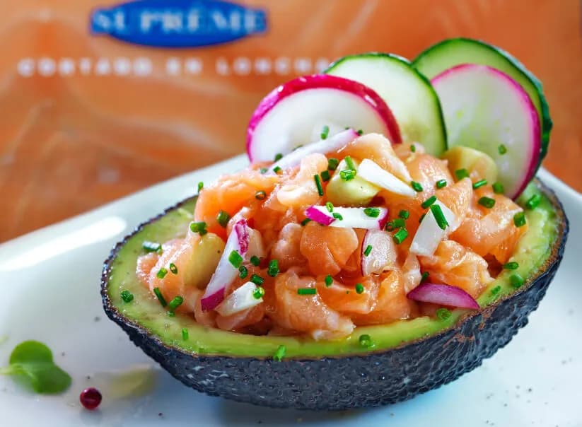 Deliciosa ensalada de salmón ahumado y aguacate que debes probar