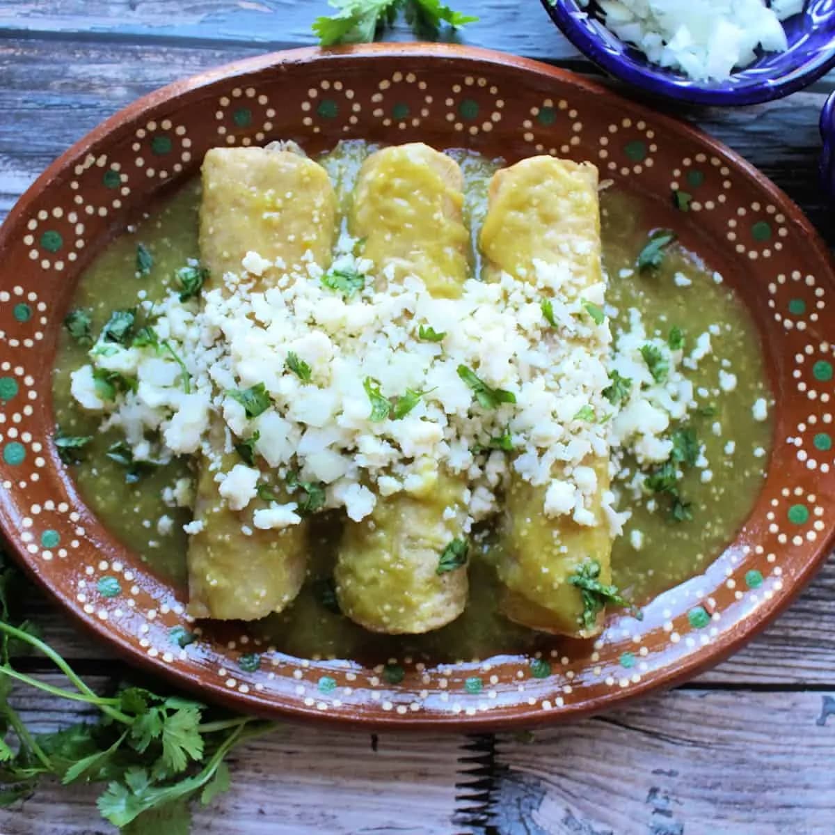 Receta fácil de enchiladas verdes de pollo que sorprenderán a todos